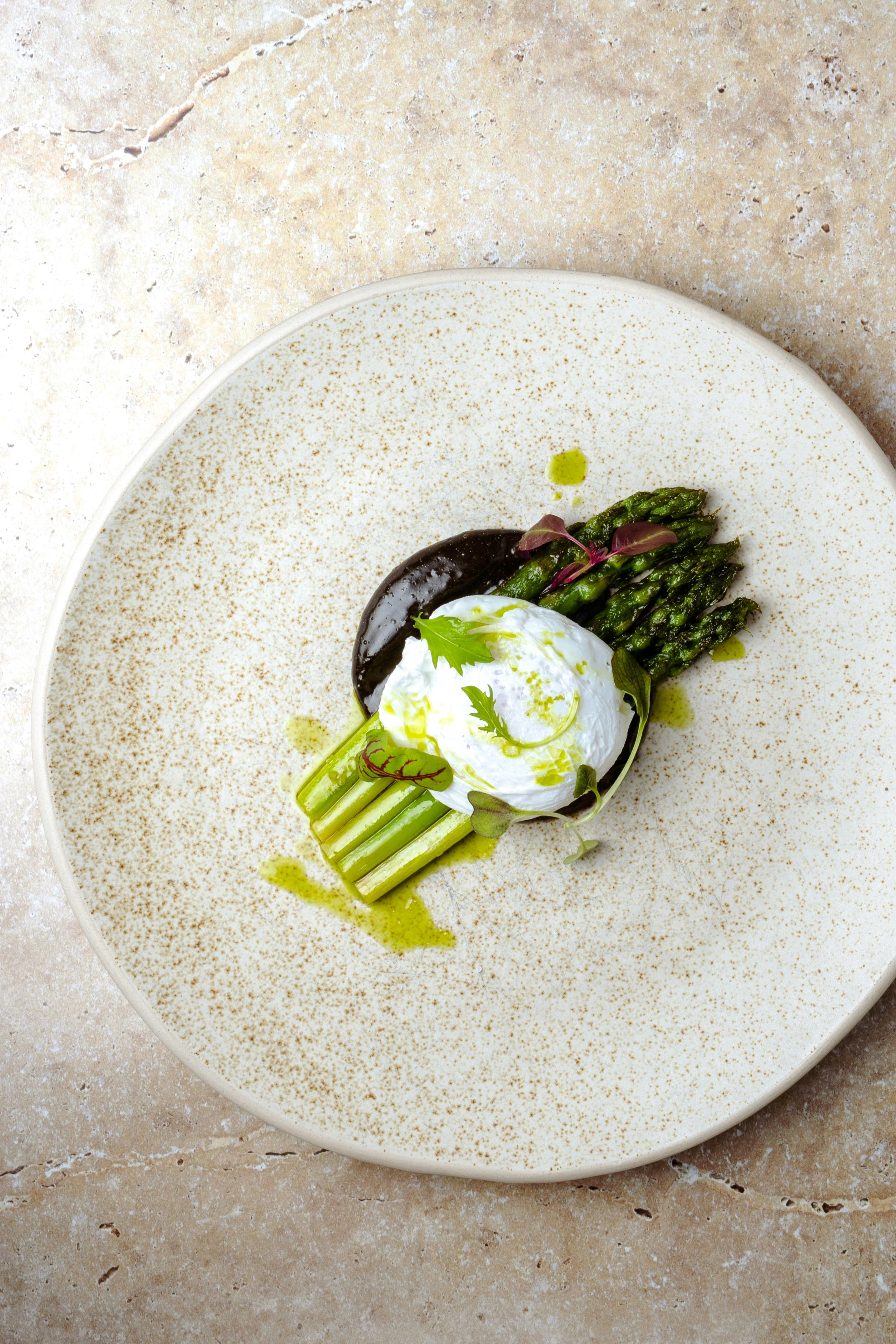 Grüner Spargel mit pochiertem Ei